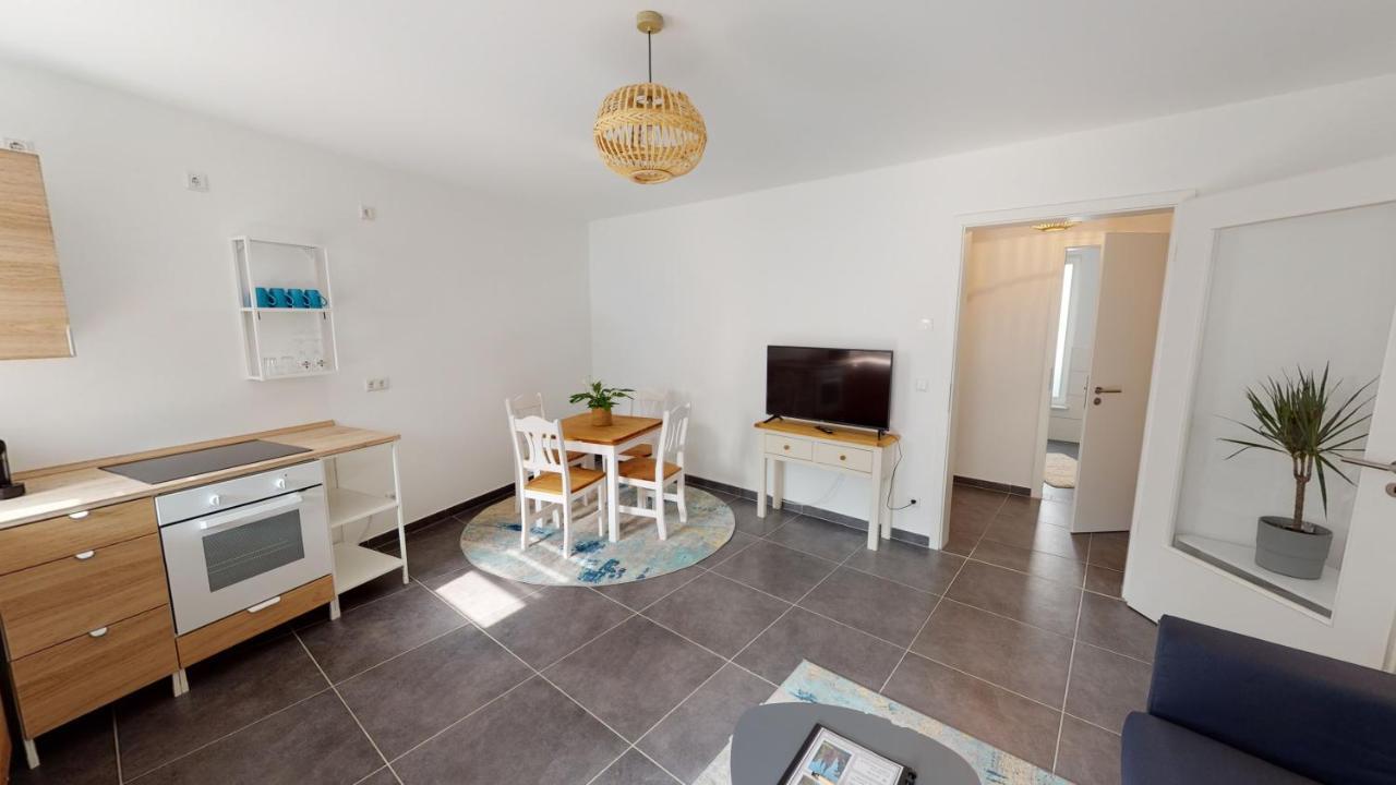 אפרטהוטל נוירופין Travel Art Boardinghouse מראה חיצוני תמונה